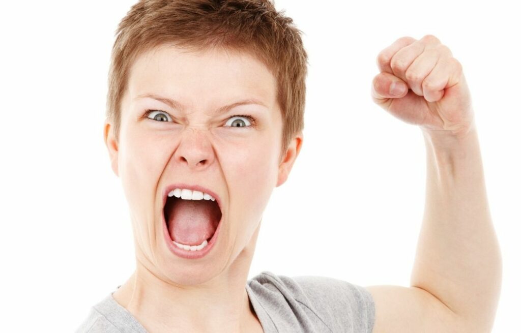 Imagem mostra mulher brava - signos mais vingativos