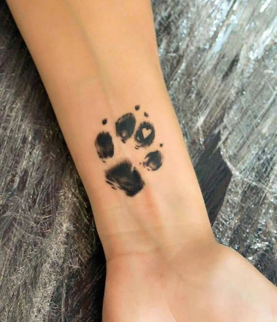 Imagem mostra tatuagem de cachorro