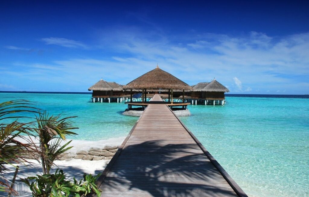 Imagem mostra praia nas Maldivas - viajar para Maldivas