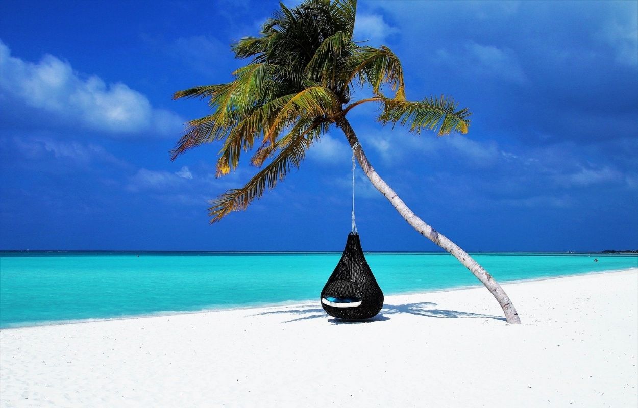 Imagem mostra praia nas Maldivas - viajar para Maldivas