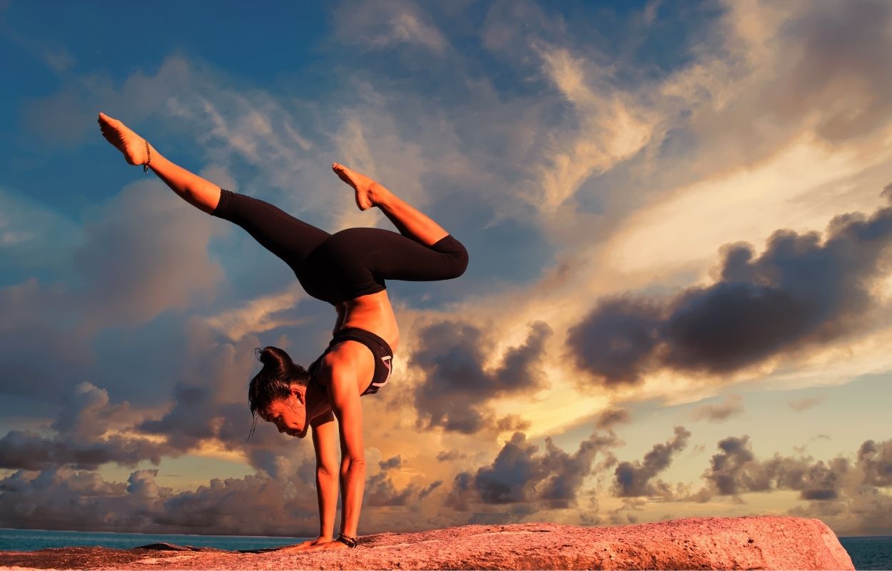 Imagem mostra mulher praticando Yoga - acne adulta