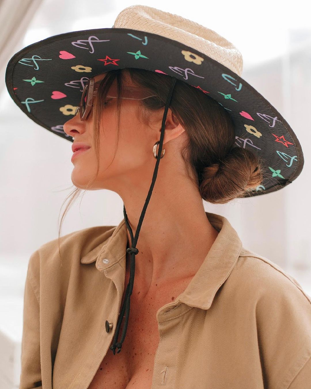 Imagem mostra mulher de chapéu - chapéu para cabelo curto