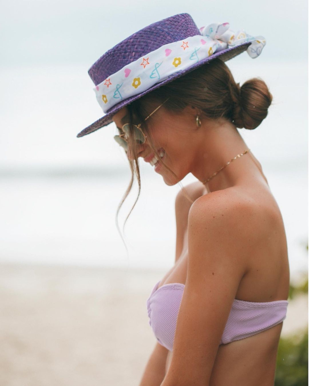 Imagem mostra mulher de chapéu - chapéu para cabelo curto