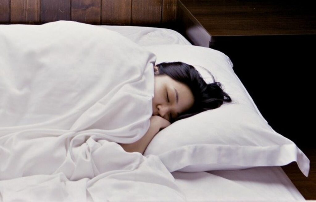 Imagem mostra mulher dormindo - oração da noite