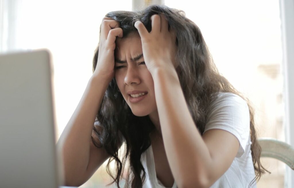 Imagem mostra mulher estressada - signos mais estressados