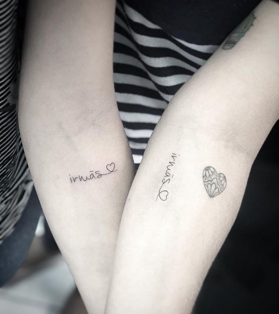 Imagem mostra tatuagem de irmãs