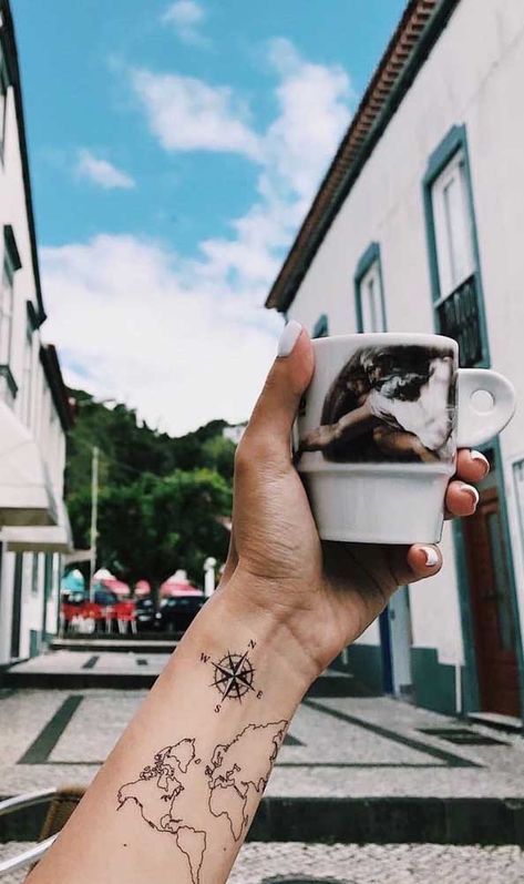Imagem mostra tatuagem para quem ama viajar