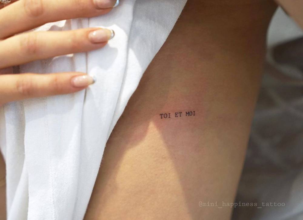 Imagem mostra frases em francês com tradução para tatuagem