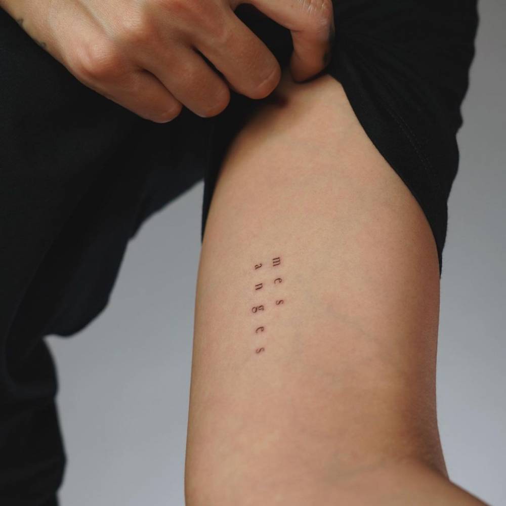 Imagem mostra frases em francês com tradução para tatuagem