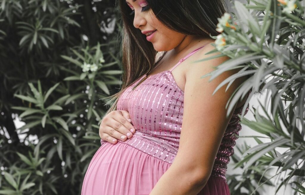 Imagem mostra mulher grávida - simpatias para engravidar rápido