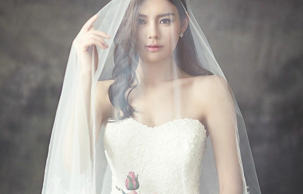 Imagem mostra mulher vestida de noiva - tipos de vestido de noiva