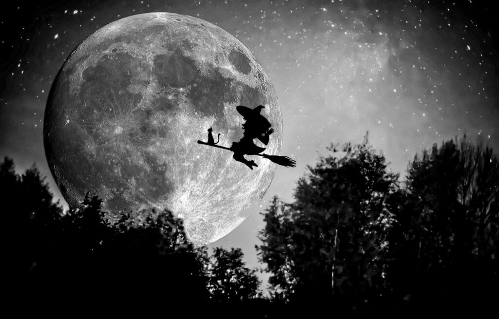 Imagem mostra bruxa voando na vassoura - fantasia halloween casal