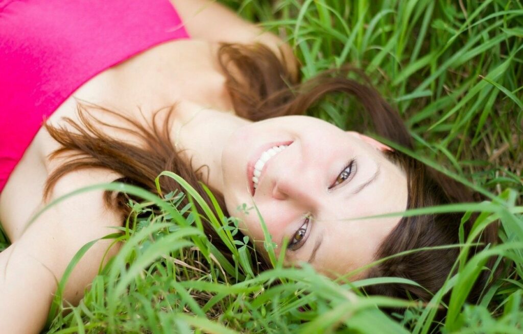 Imagem mostra mulher sorrindo - frases para a foto de perfil