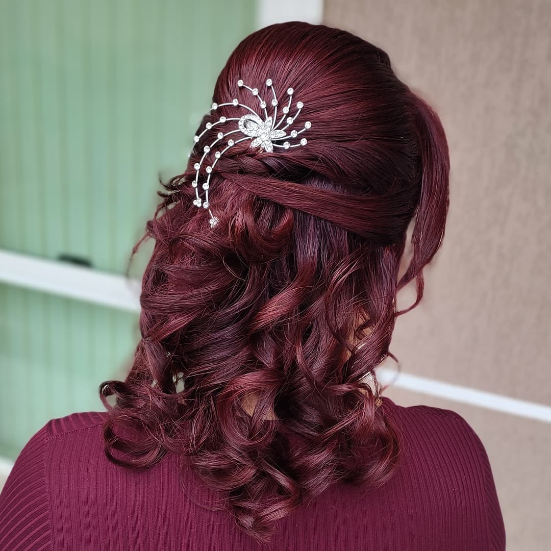 Imagem mostra penteados para madrinhas de casamento