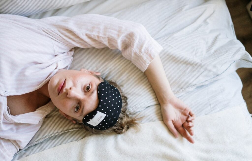 Imagem mostra mulher com dificuldade de dormir - simpatias para insônia