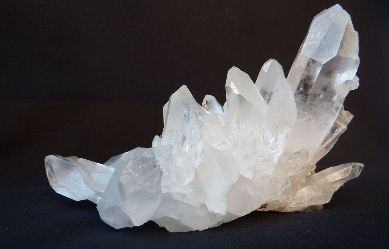 Imagem mostra quartzo transparente - cristais e seus significados