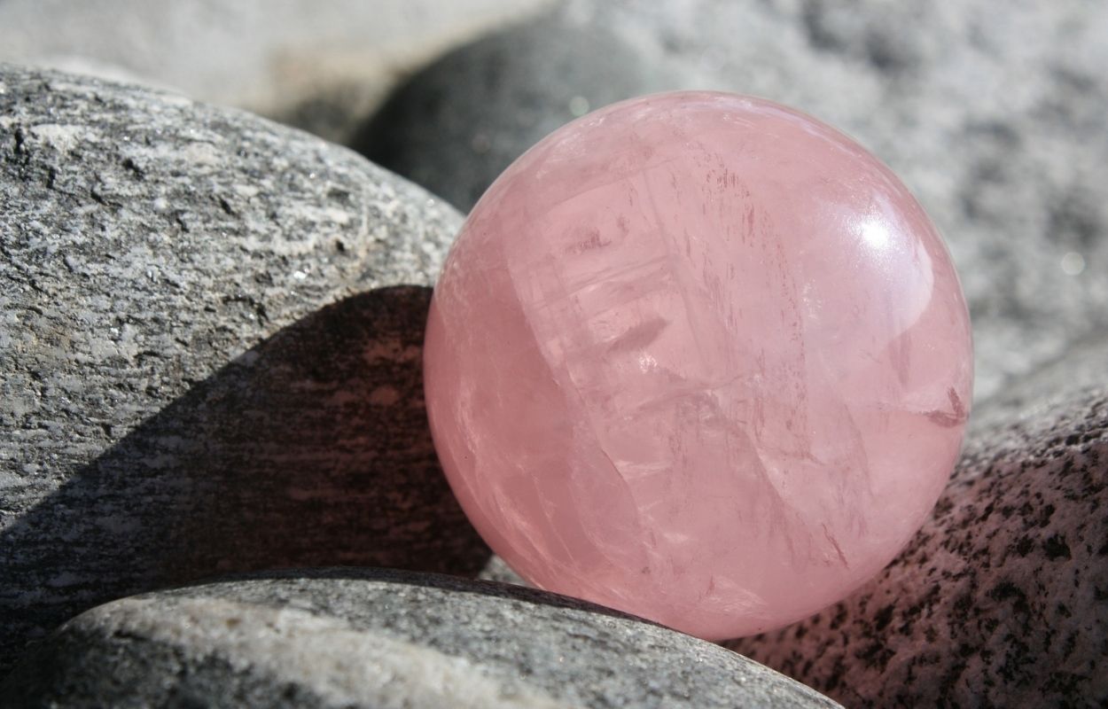 Imagem mostra quartzo rosa - cristais e seus significados