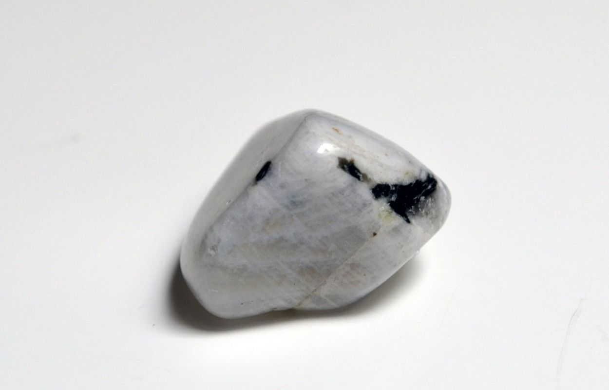 Imagem mostra pedra da lua - cristais e seus significados