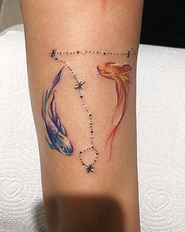 Imagem mostra tatuagem signo peixes feminina