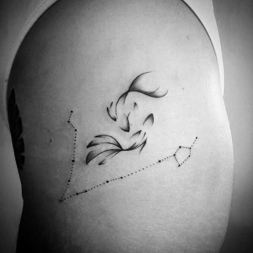 Imagem mostra tatuagem signo peixes feminina