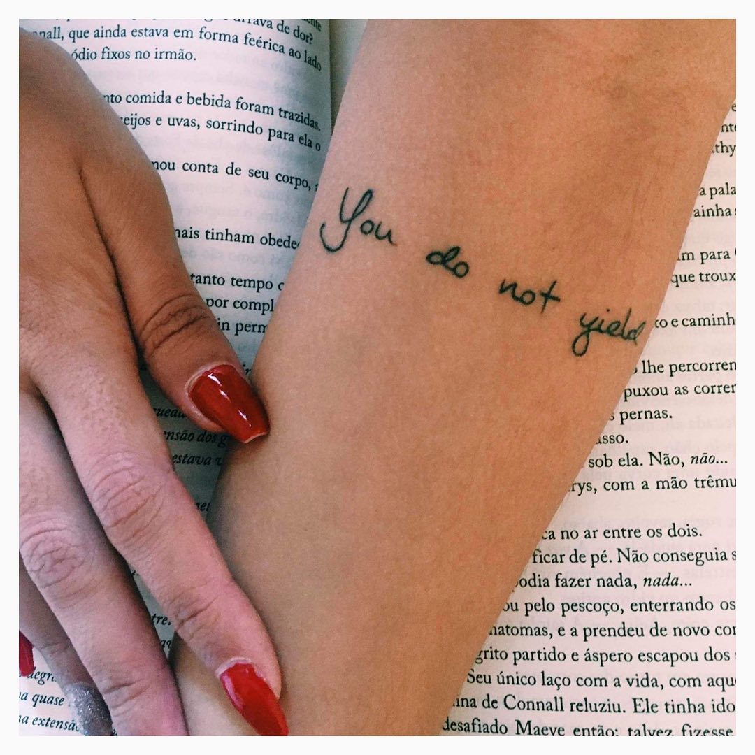 Imagem mostra tatuagens literárias