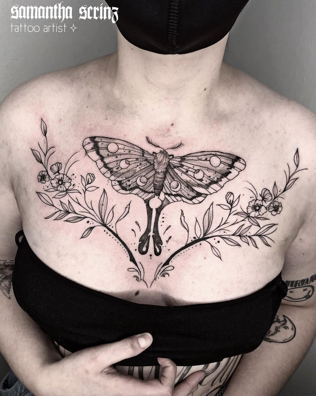tatuagem no tórax feminina delicada 