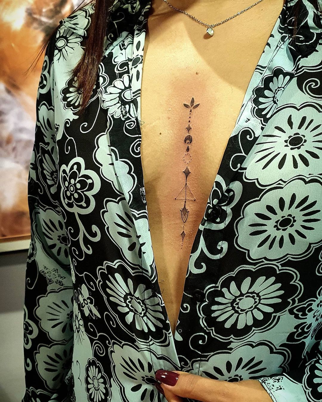tatuagem no tórax feminina delicada 