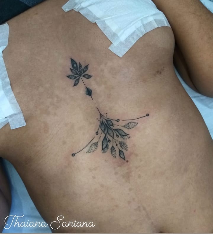 tatuagem no tórax feminina delicada