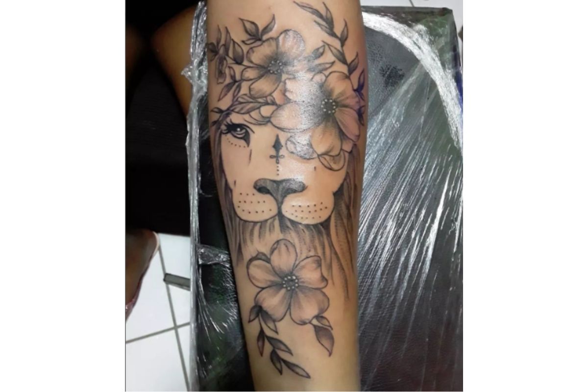 tatuagem de leão no braço