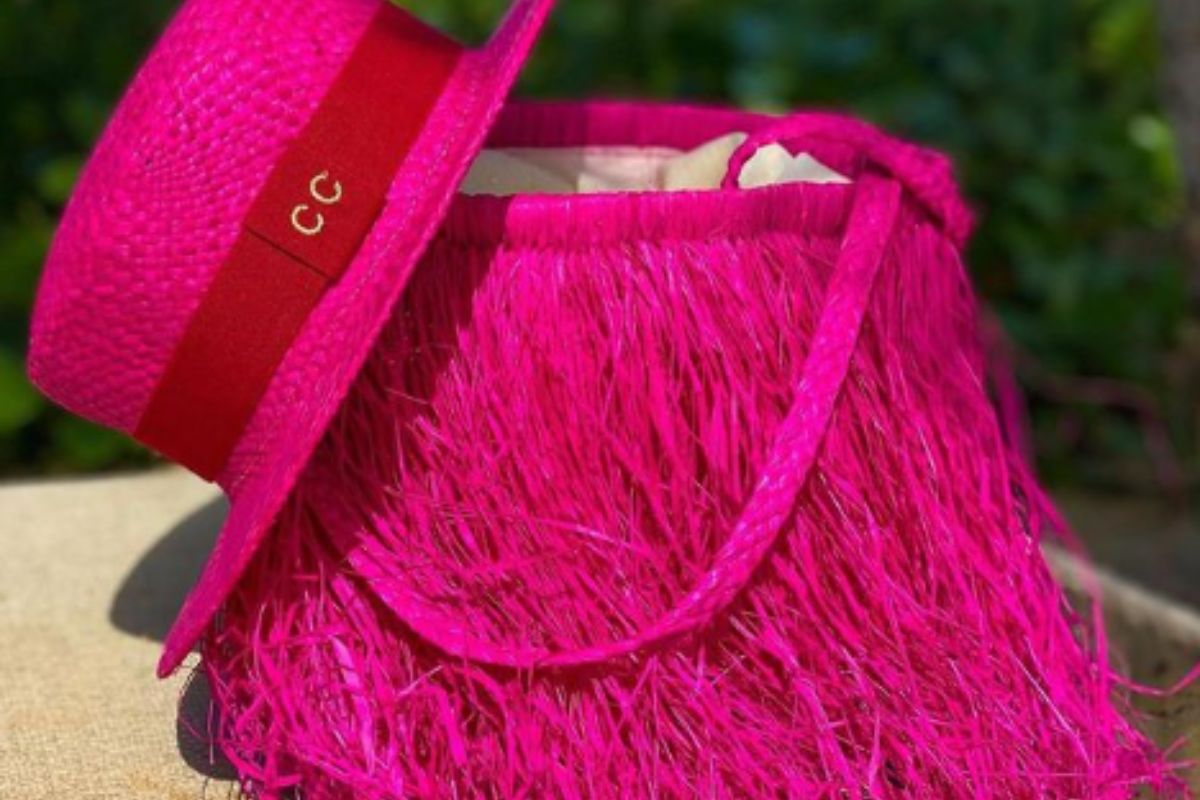 bolsa rosa de palha Barbiecore