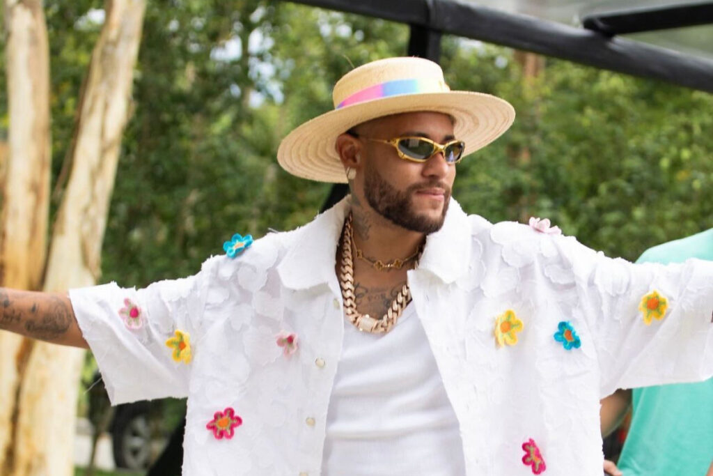 Neymar usa chapéu de palha Malu Pires